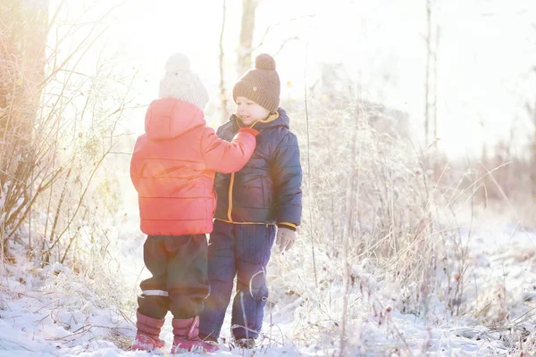 Enfants Dans Parc Hiver Jouer Avec Neige — Photo