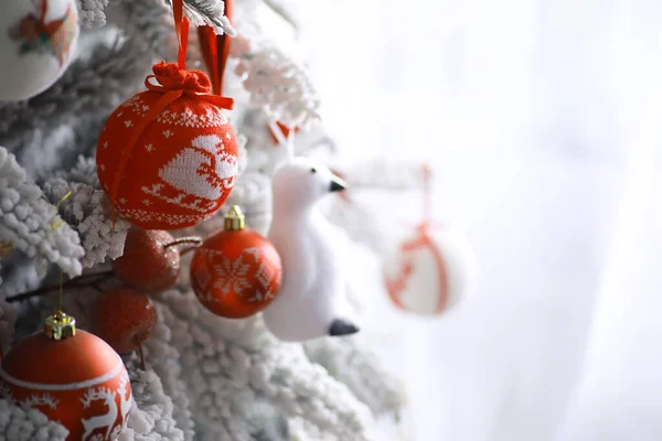 Fondo Vacaciones Navidad Bola Plata Rojo Colgando Árbol Decorado Con — Foto de Stock