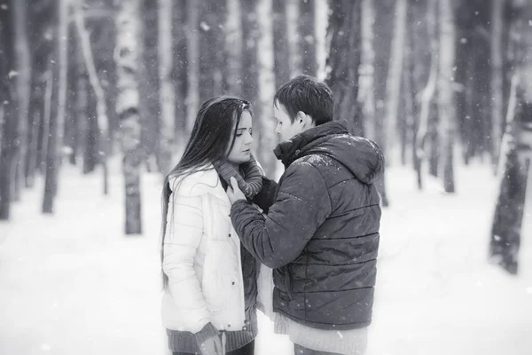 Ett Älskande Par Vinterpromenad Man Och Kvinna Ett Datum Parken — Stockfoto