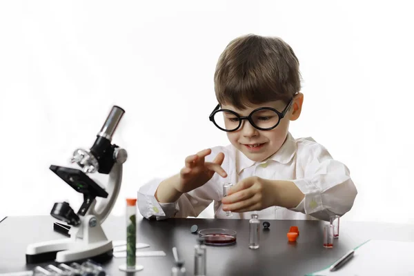年轻的科学家化学家 儿童职业指导 选择职业 实验室助理 化学家 — 图库照片
