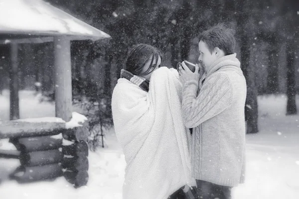 Una Pareja Cariñosa Paseo Invierno Hombre Mujer Una Cita Parque — Foto de Stock