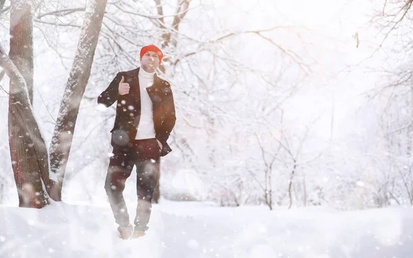 一个人在公园里散步 在冬雪下拿着雨伞的年轻人 — 图库照片