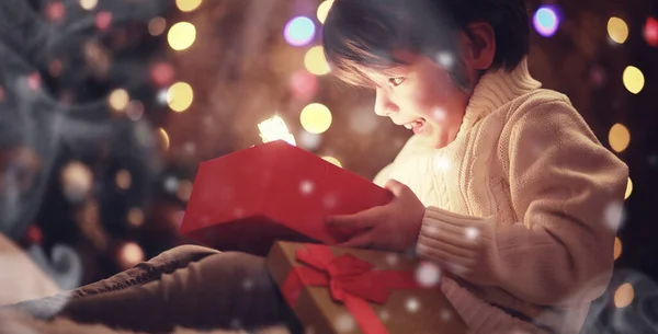 暖炉でクリスマスの前夜に家族 Xmasを開く子供たちがプレゼント ギフトボックス付きクリスマスツリーの下の子供たち 伝統的な暖炉のある装飾されたリビングルーム 居心地の良い暖かい冬の夜家 — ストック写真