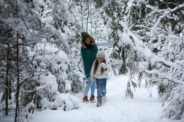 Молодая Семья Прогулку Мама Дочь Гуляют Снежном Парке — стоковое фото