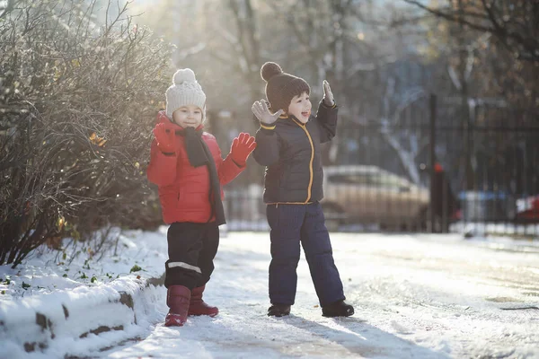 Barn Vinterparken Leka Med Snö — Stockfoto
