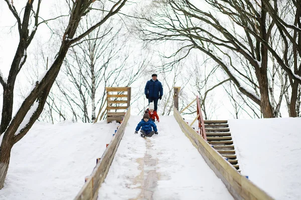 Kinder Park Winter Kinder Spielen Mit Schnee Auf Dem Spielplatz — Stockfoto