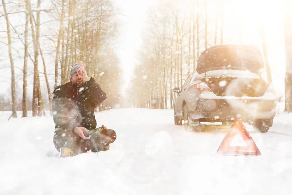 Man Car Winter Road Walk Car Repair — Stock Photo, Image