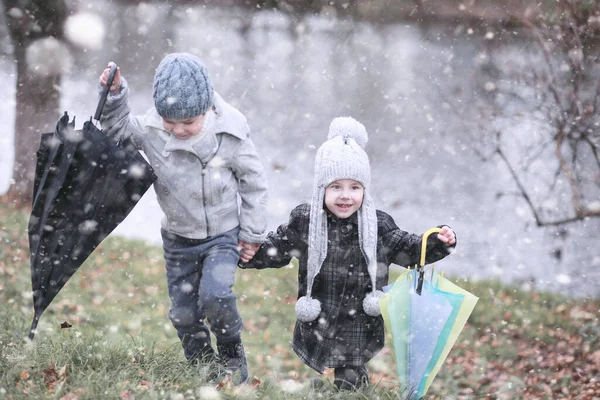 Çocuklar Parkta Ilk Karla Yürür — Stok fotoğraf