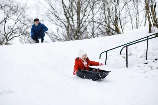 Gyerekek Parkban Télen Gyerekek Hóval Játszanak Játszótéren Gyerekek Szánkóznak Nagyapával — Stock Fotó