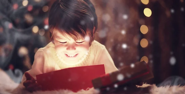 Familia Víspera Navidad Chimenea Niños Abriendo Regalos Navidad Niños Bajo Fotos de stock