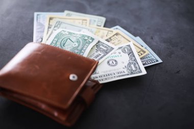 Nakit para büyük bir yığının içinde finans geçmişi olarak. Kağıt paralar kapansın. Üst görünüm