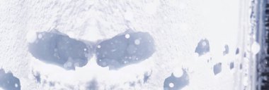 Karların dokusu. Kış yağmuru. Karlı bir yolda kar yağdıktan sonra izler.