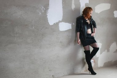 Kız bir şırınga fahişe bir doz ile bir deri ceket bağımlısı