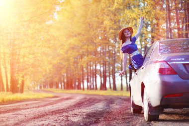 Doğa elbise genç güzel kız. Şapkalı bir kız parkta yürüyor. Şehir dışında bir sepet ile piknik üzerinde genç kadın