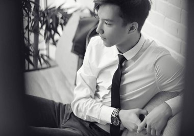 Genç bir Asyalı işadamı bir kafede ortak bekliyor. Bir kafede Koreli genç bir adam telefonda konuşuyor.