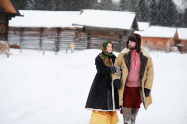 Rusya 'da geleneksel ortaçağ köylüleri kışı kostümlü sakallı adam.