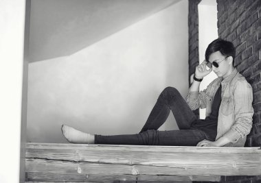 Elinde kitaplarla Asyalı genç bir öğrenci.