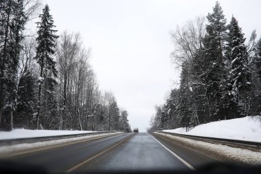 Kırsal alanların kış manzarası ve kardaki yollar