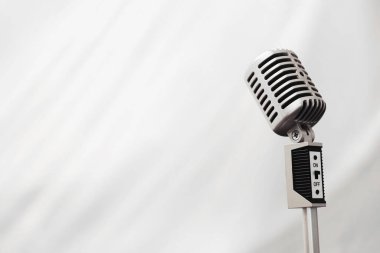 Retro mikrofonun yanında dur. Tripodun üzerindeki mikrofon. Klasik mikrofonlu sanatçının performansı. Mikrofonlu bir sahne.