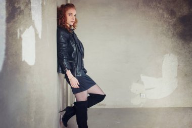 Kız bir şırınga fahişe bir doz ile bir deri ceket bağımlısı