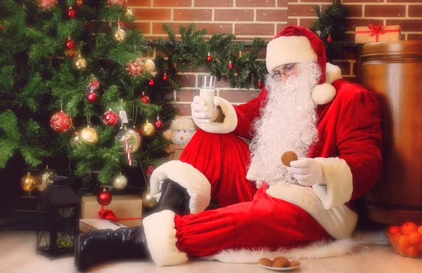 Santa Claus Dárky Sedí Vedle Vánoční Stromeček — Stock fotografie