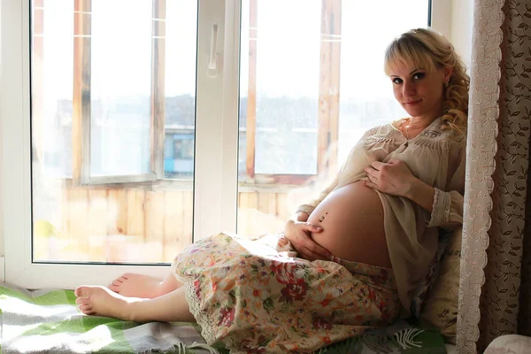 Güzel Kız Hamile Sarışın Bir Anne Olmak Hazırlar — Stok fotoğraf