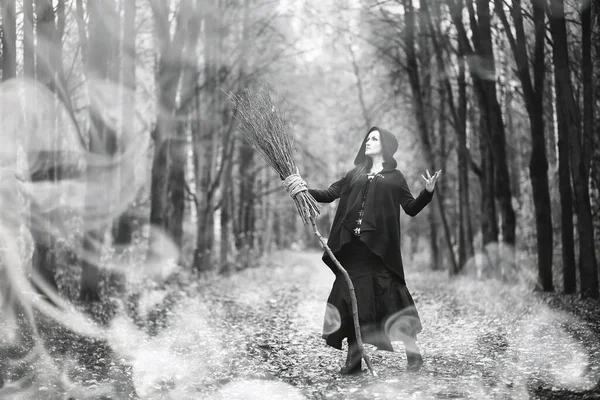 Жінка Костюмі Відьми Густому Лісі Ритуалі — стокове фото