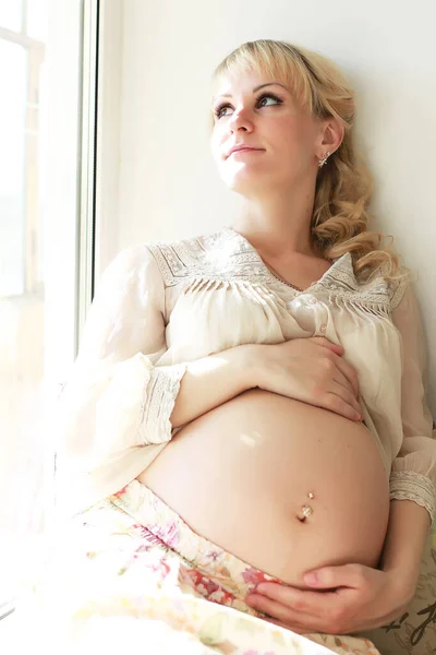 Beautiful Girl Pregnant Blonde Prepares Become Mom — Stock Photo, Image