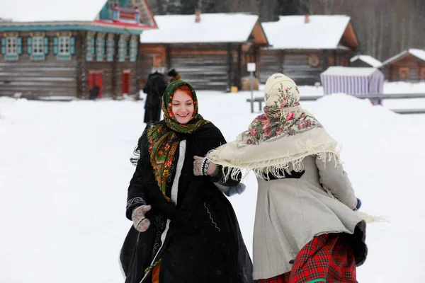 Piękne Młode Dziewczyny Tradycyjne Stroje Północnej Rosji Zimie — Zdjęcie stockowe