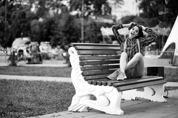 Menina Bonito Uma Maquiagem Palhaço Fundo Preto Branco Phot — Fotografia de Stock