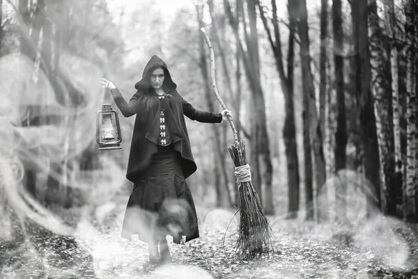 一个女人穿着女巫套装在茂密的森林里进行仪式 — 图库照片