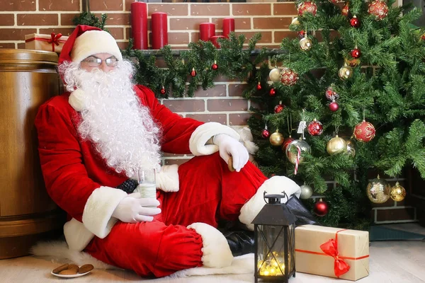 Santa Claus Dárky Sedí Vedle Vánoční Stromeček — Stock fotografie