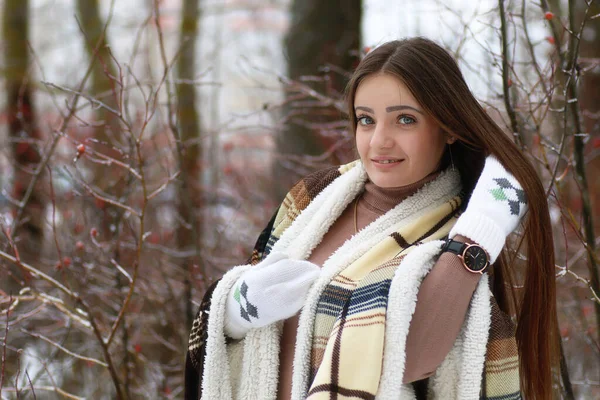Ung Vacker Flicka Vintern Snöig Dag Utomhus — Stockfoto