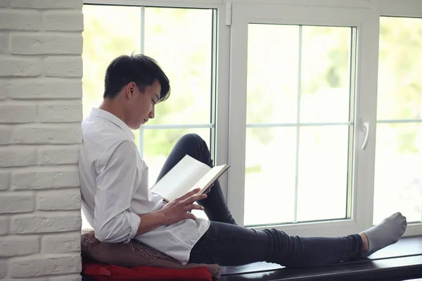 Asiatisk Ung Man Student Med Böcker Händerna — Stockfoto