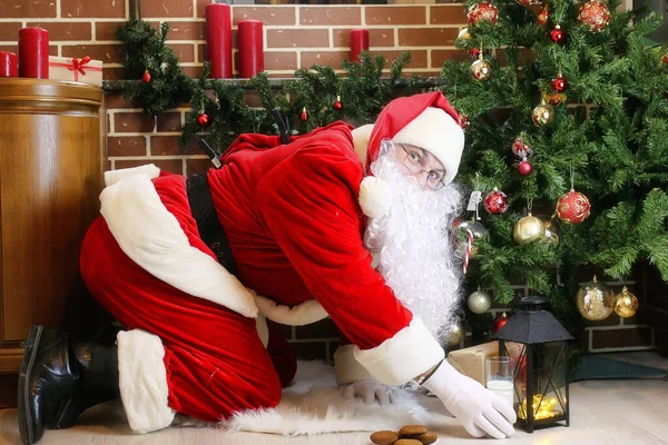サンタ クロースとクリスマス ツリーの横に座ってのギフト — ストック写真