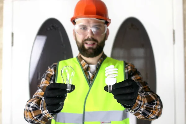 Man Vorm Van Een Helm Handschoenen Met Een Lichte Buil — Stockfoto