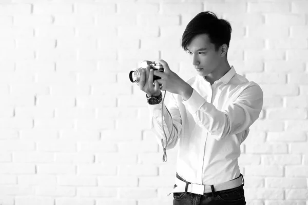 Asiatique Jeune Homme Utilise Une Caméra Dans Studi — Photo