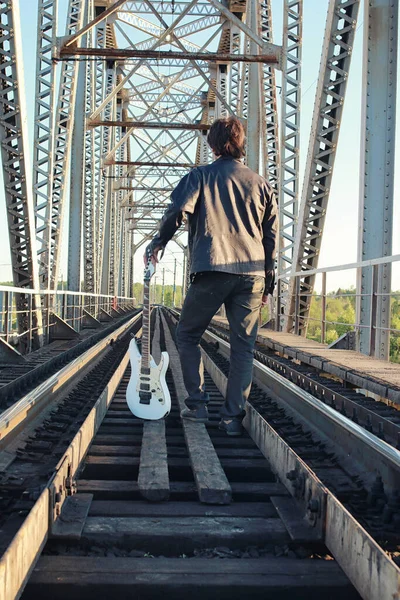 Homme Avec Une Guitare Électrique Dans Paysage Industriel Extérieur — Photo