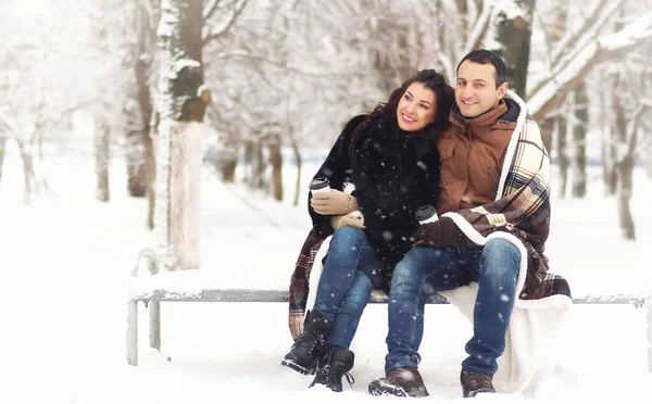 一对年轻夫妇在雪地里散步 — 图库照片