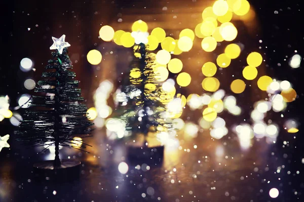 クリスマスと新年の休日の背景コピースペース 氷結したモミの冬の休日の背景 キラキラライト — ストック写真