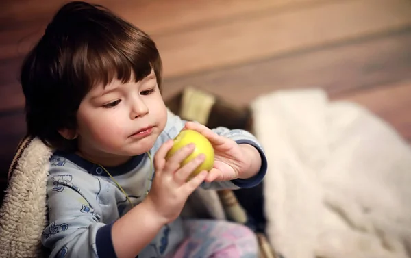 Portret Van Een Kleine Gekrulde Jongen Een Kind Gewikkeld Tapijt — Stockfoto