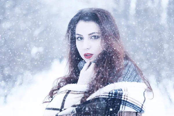 Hermosa Chica Hermoso Parque Nieve Invierno Día — Foto de Stock