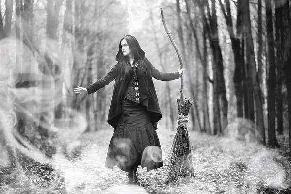 Une Femme Costume Sorcière Dans Une Forêt Dense Selon Rituel — Photo