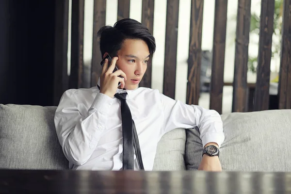 Joven Empresario Asiático Está Esperando Socio Café Joven Coreano Hablando — Foto de Stock