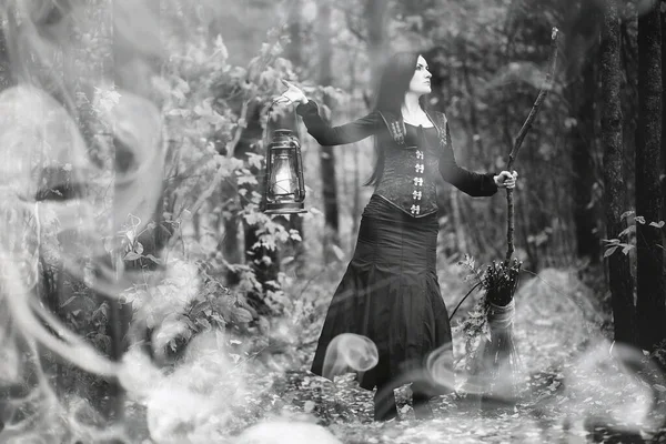 一个女人穿着女巫套装在茂密的森林里进行仪式 — 图库照片