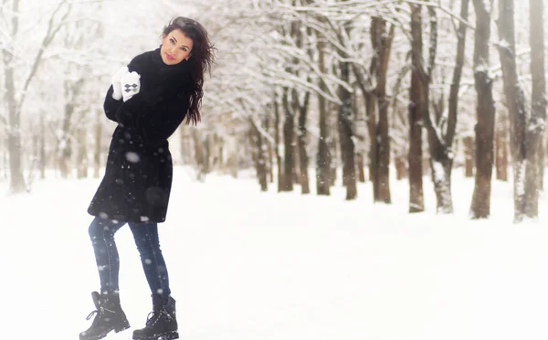 Ung Kärleksfull Par Promenad Snö Par — Stockfoto