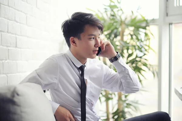 Ung Asiatisk Affärsman Väntar Partner Ett Café Koreansk Ung Man — Stockfoto