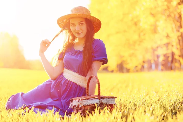 Gadis Cantik Muda Dengan Gaun Alam Seorang Gadis Dengan Topi — Stok Foto