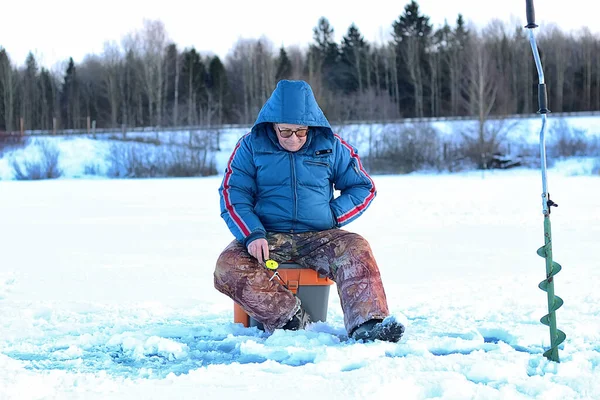 Anciano Estado Pescando Invierno Lago — Foto de Stock