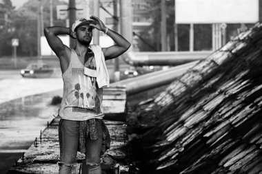 Bir sakal hip-hop dansçısı olan genç bir adam